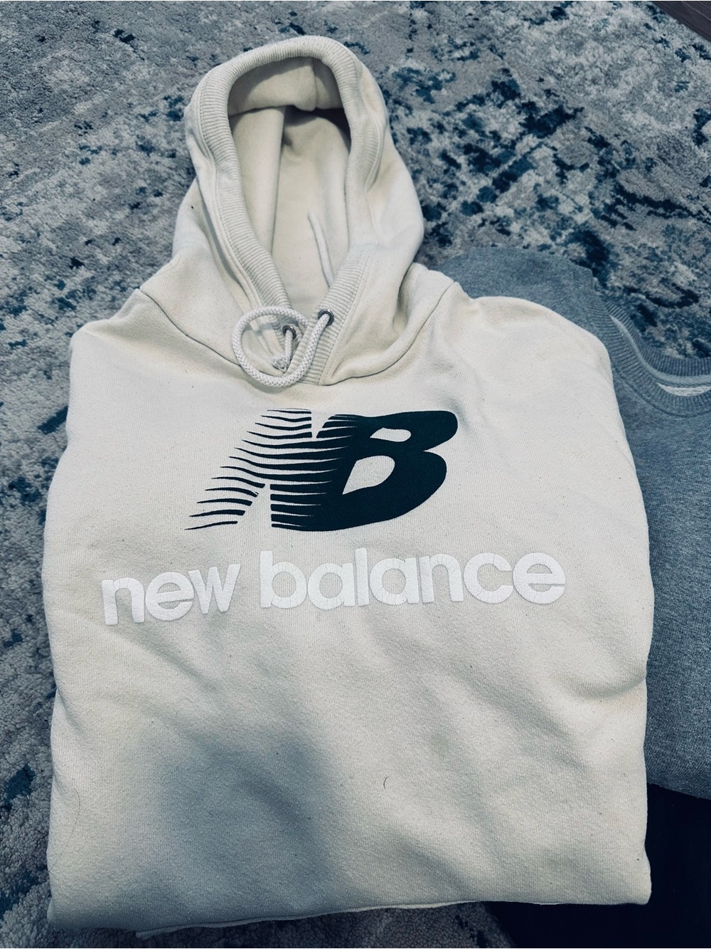 New Balance Cream, Gray & Black Hoodie, Sweatshirt & Joggers Set - Picture 2 of 4
